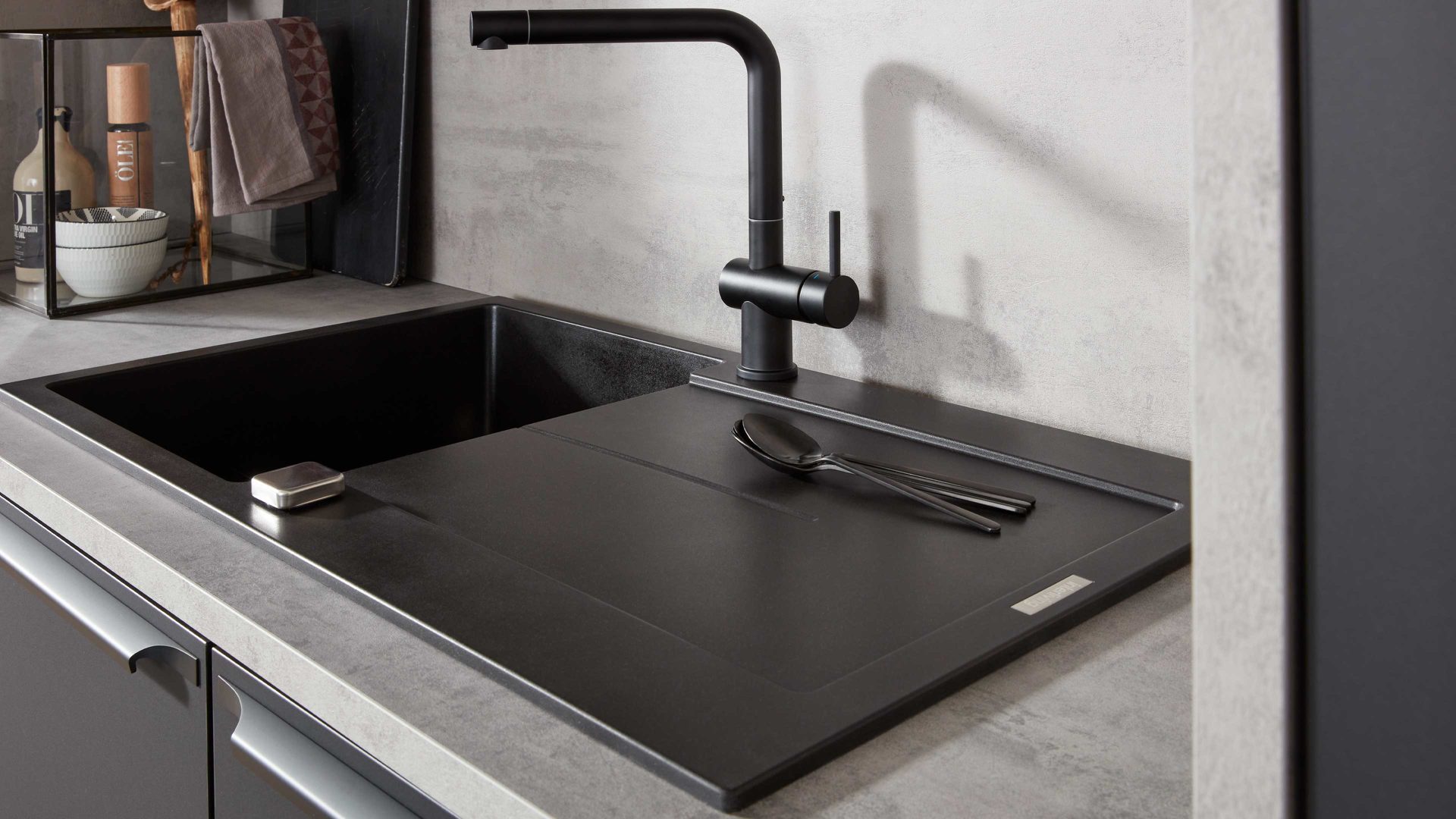 Einbauküche Interliving aus Holz in Schwarz Interliving Küche Serie 3047 mit SIEMENS Einbaugeräten Schwarz & Beton  – zweizeilig