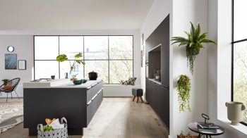 Einbauküche Interliving aus Holz in Schwarz Interliving Küche Serie 3047 mit SIEMENS Einbaugeräten Schwarz & Beton  – zweizeilig