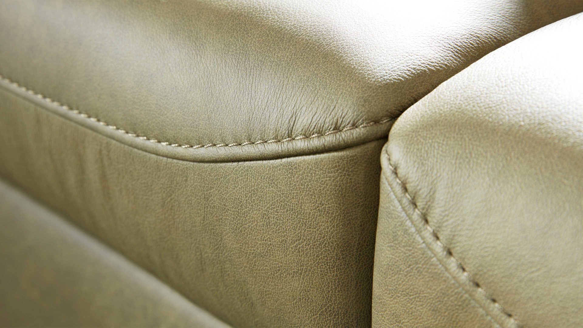 Zweisitzer Interliving aus Leder in Grün Interliving Sofa Serie 4400 - Zweisitzer 230-164 olivgrünes Leder EVI 33 - Breite ca. 214 cm
