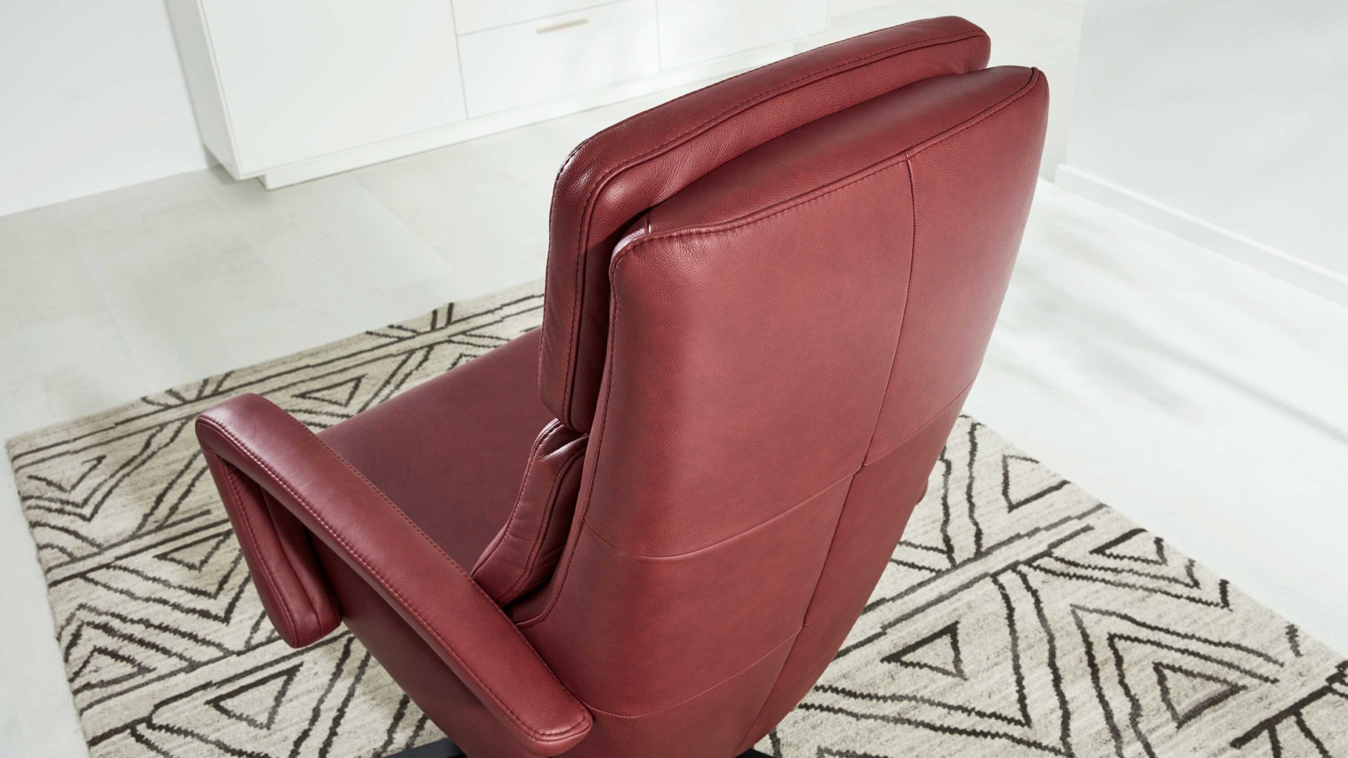 Relaxsessel Interliving aus Leder in Dunkelrot Interliving Sessel Serie 4541 – Relaxsessel F motorisch - barolofarbenes LongLife-Leder Rodeo & Sternfuß V4S