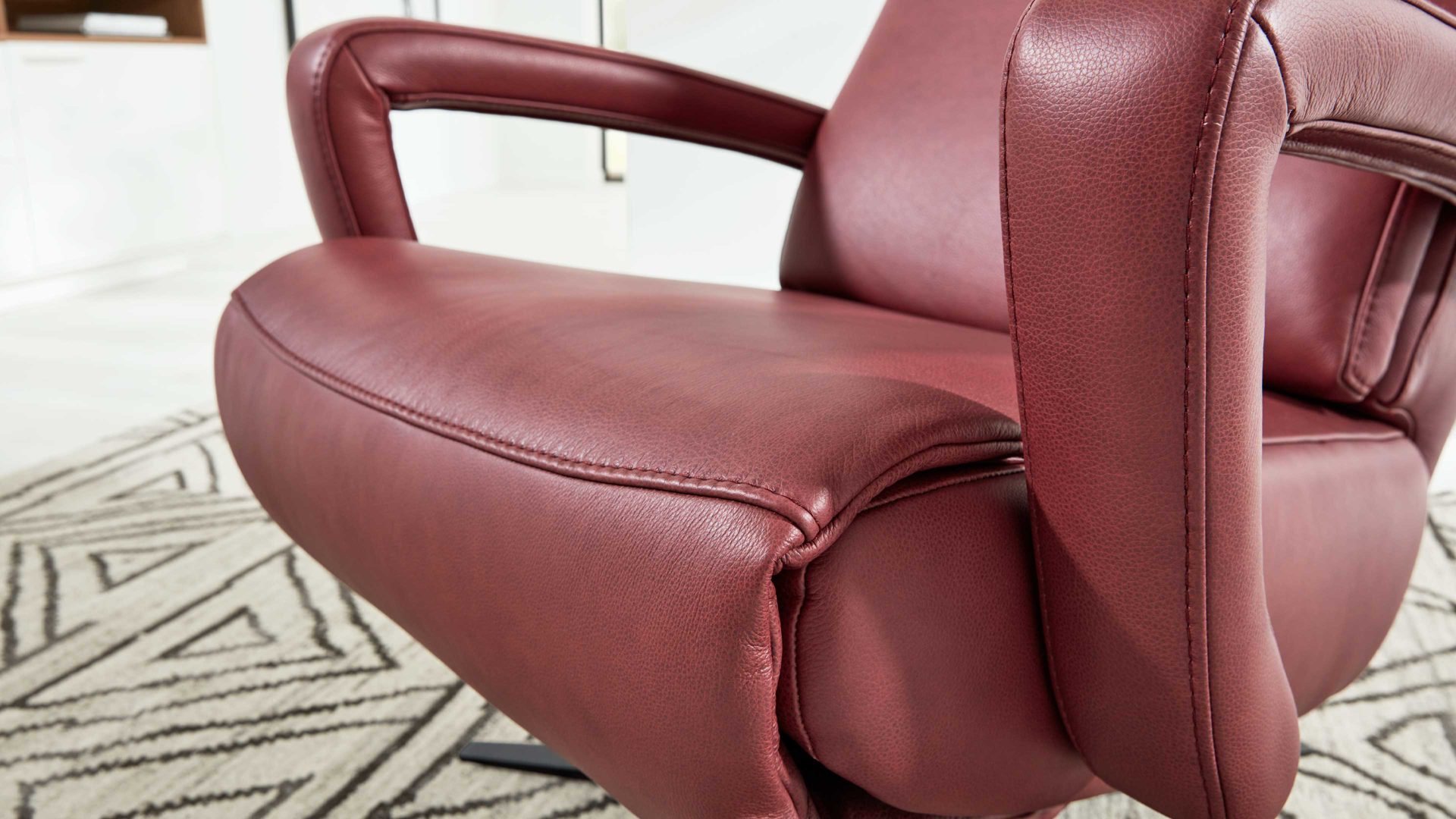 Relaxsessel Interliving aus Leder in Dunkelrot Interliving Sessel Serie 4541 – Relaxsessel F motorisch - barolofarbenes LongLife-Leder Rodeo & Sternfuß V4S