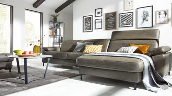 Ecksofa Interliving aus Leder in Grau Interliving Sofa Serie 4054 – Ecksofa steingrauer LongLife-Leder Vivre & schwarze Metallfüße – Stellfläche ca. 176 x 347 cm