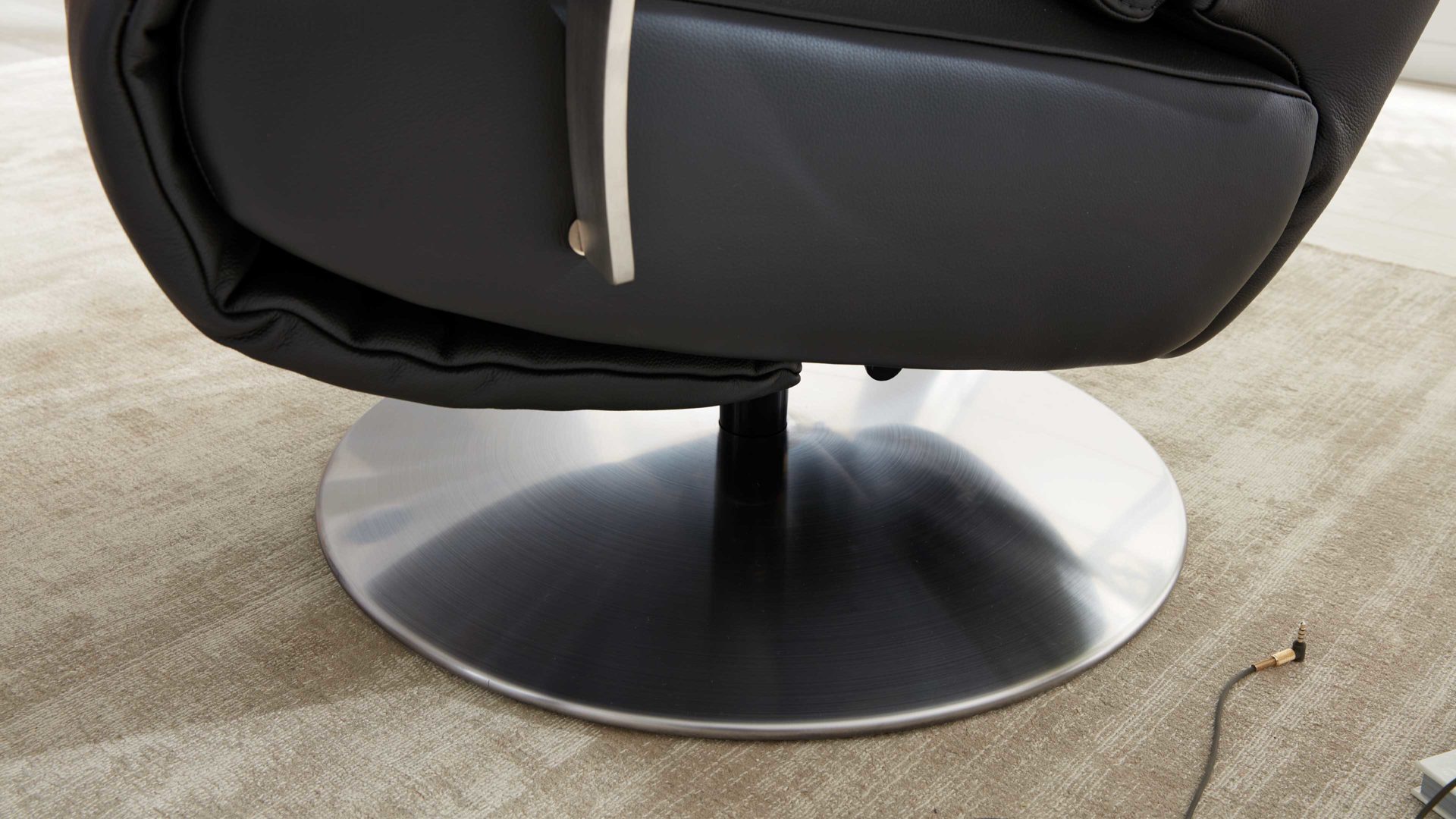 Relaxsessel Interliving aus Leder in Anthrazit Interliving Sessel Serie 4541 – Relaxsessel F motorisch - anthrazitfarbenes LongLife-Leder Credo & Tellerfuß V6