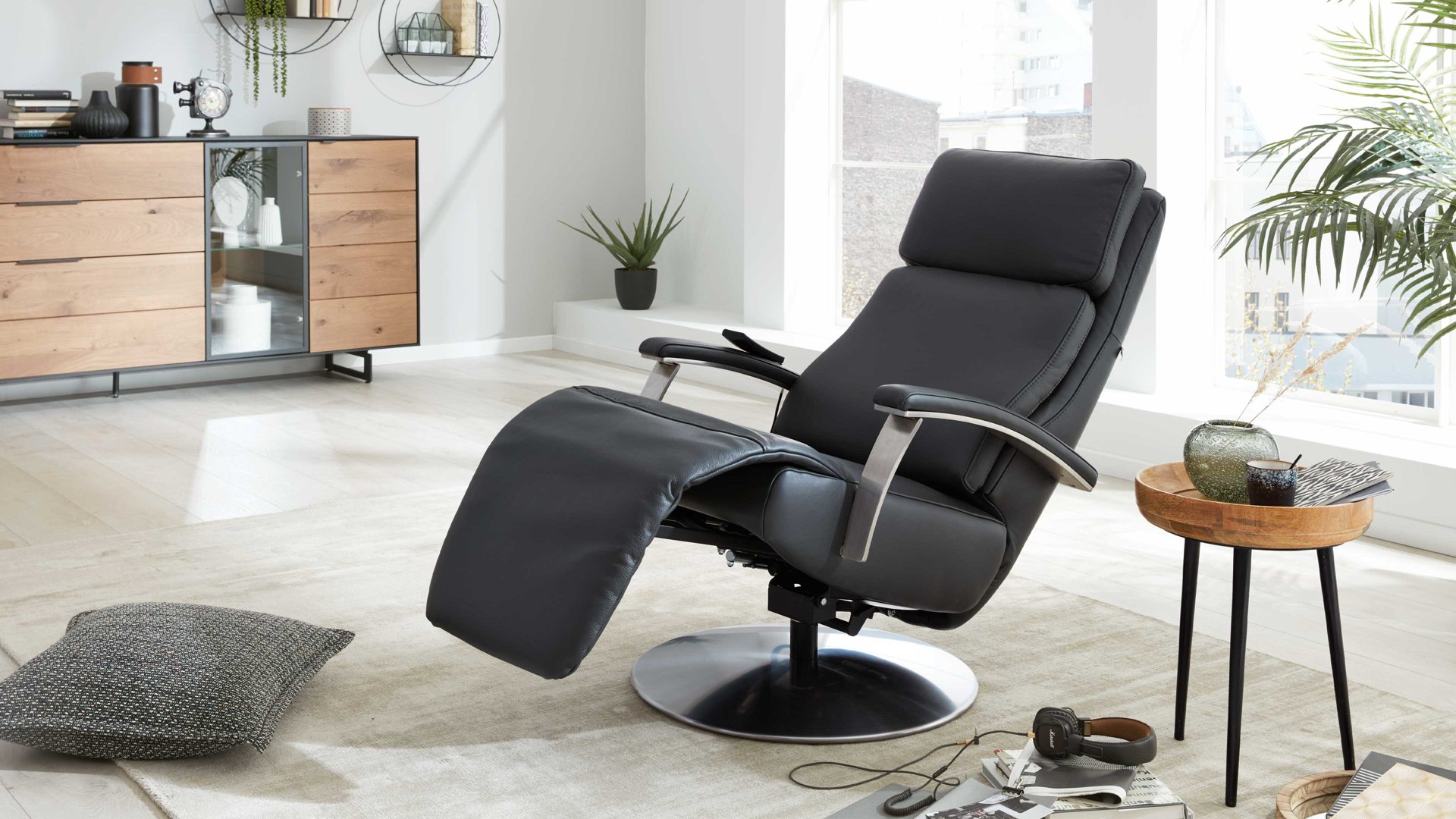 Relaxsessel Interliving aus Leder in Anthrazit Interliving Sessel Serie 4541 – Relaxsessel F motorisch - anthrazitfarbenes LongLife-Leder Credo & Tellerfuß V6