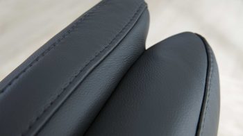 Relaxsessel Interliving aus Leder in Anthrazit Interliving Sessel Serie 4541 – Relaxsessel F motorisch - anthrazitfarbenes LongLife-Leder Credo & Tellerfuß V6