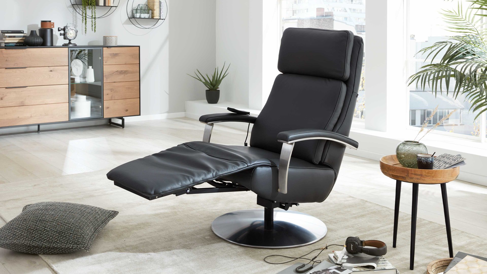 Relaxsessel Interliving aus Leder in Anthrazit Interliving Sessel Serie 4541 – Relaxsessel F motorisch - anthrazitfarbenes LongLife-Leder Credo & Tellerfuß V6