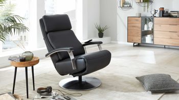 Relaxsessel Interliving aus Leder in Anthrazit Interliving Sessel Serie 4541 – Relaxsessel motorisch - anthrazitfarbenes LongLife-Leder Credo & Tellerfuß V6