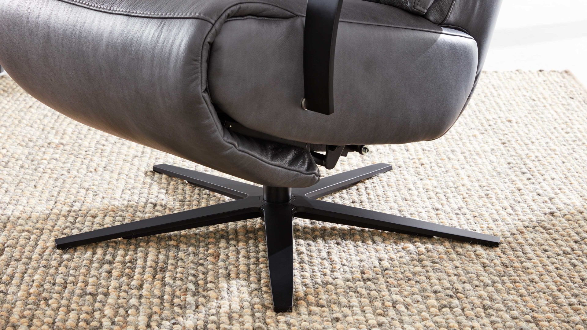 Relaxsessel Interliving aus Leder in Schwarz Interliving Sessel Serie 4541 – Relaxsessel F motorisch - anthrazitfarbenes LongLife-Leder Texas & Sternfuß V4S