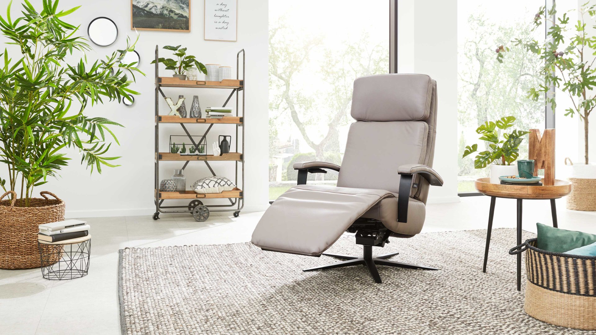 Relaxsessel Interliving aus Leder in Hellgrau Interliving Sessel Serie 4541 – Relaxsessel F motorisch - granitfarbenes LongLife-Leder Credo & Sternfuß V4S