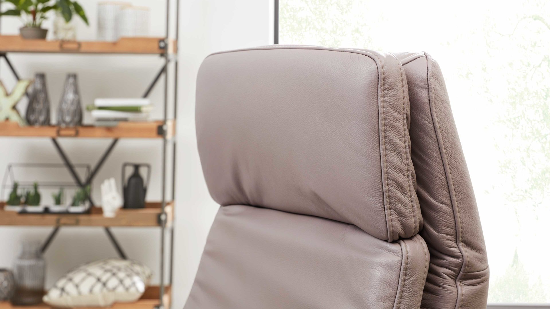 Relaxsessel Interliving aus Leder in Hellgrau Interliving Sessel Serie 4541 – Relaxsessel F motorisch - granitfarbenes LongLife-Leder Credo & Sternfuß V4S