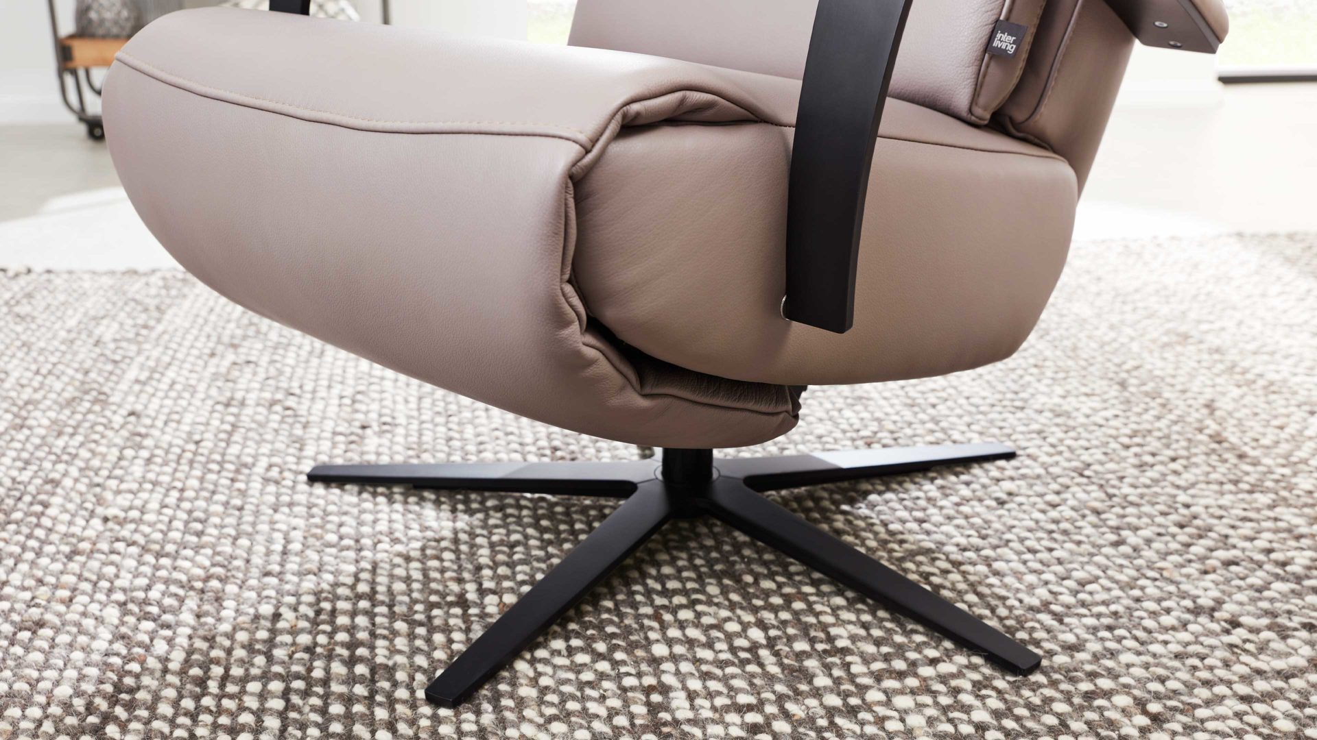 Relaxsessel Interliving aus Leder in Hellgrau Interliving Sessel Serie 4541 – Relaxsessel F motorisch - granitfarbenes LongLife-Leder Credo & Sternfuß V4S