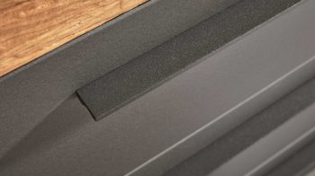 Schubladenkommode Interliving aus Holz in Dunkelgrau Interliving Schlafzimmer Serie 1025 – Schubladenkommode 530091 Graphit & Balkeneiche gehackt - vier Schubladen