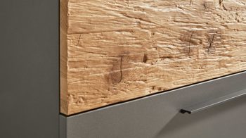Kombikommode Interliving aus Holz in Dunkelgrau Interliving Schlafzimmer Serie 1025 – Kombikommode Graphit & Balkeneiche gehackt - vier Schubladen, eine Tür