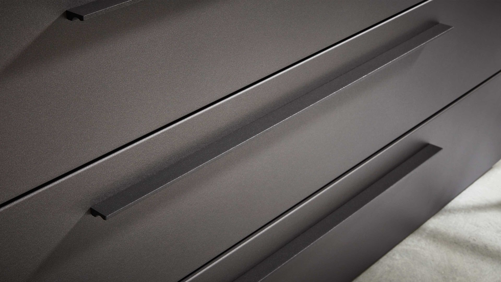 Schubladenkommode Interliving aus Holz in Dunkelgrau Interliving Schlafzimmer Serie 1025 – Schubladenkommode Graphit & Balkeneiche gehackt - vier Schubladen