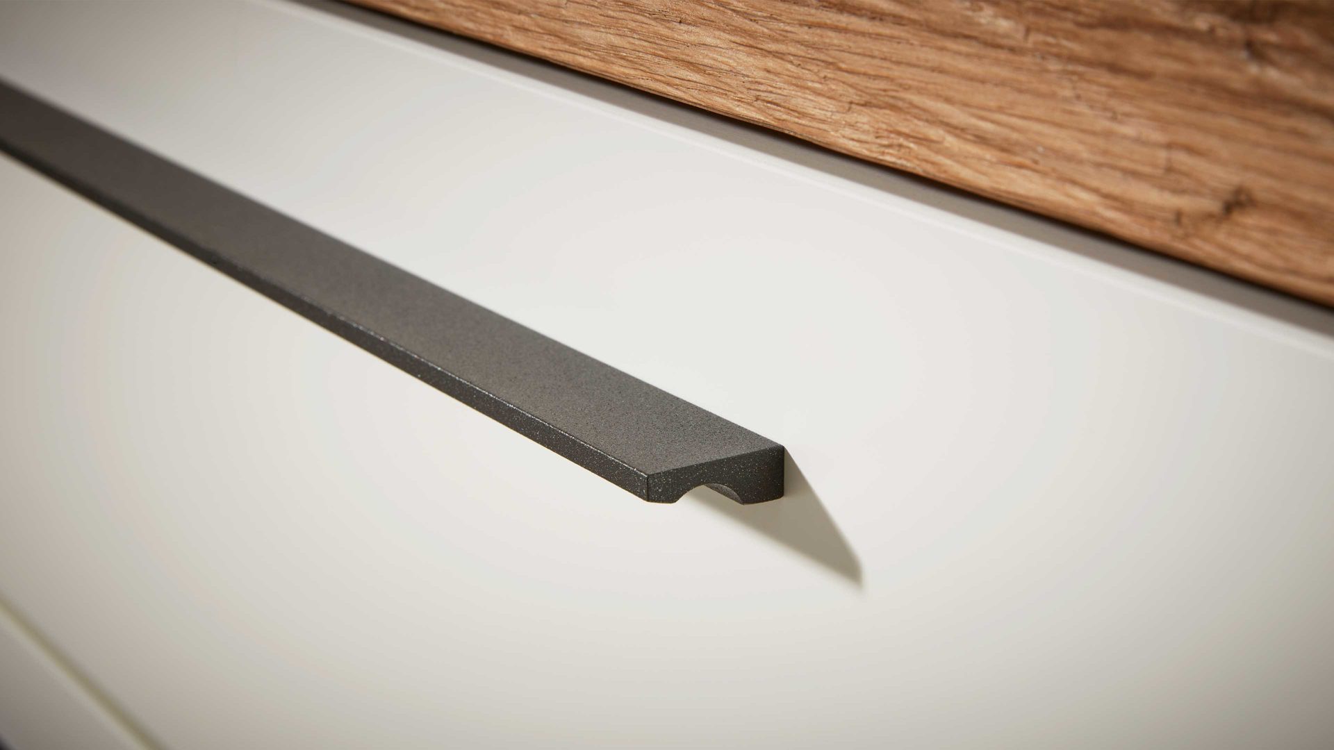 Kombikommode Interliving aus Holz in Weiß Interliving Schlafzimmer Serie 1025 – Kombikommode 531045 Weiß & Balkeneiche gehackt - vier Schubladen, eine Tür