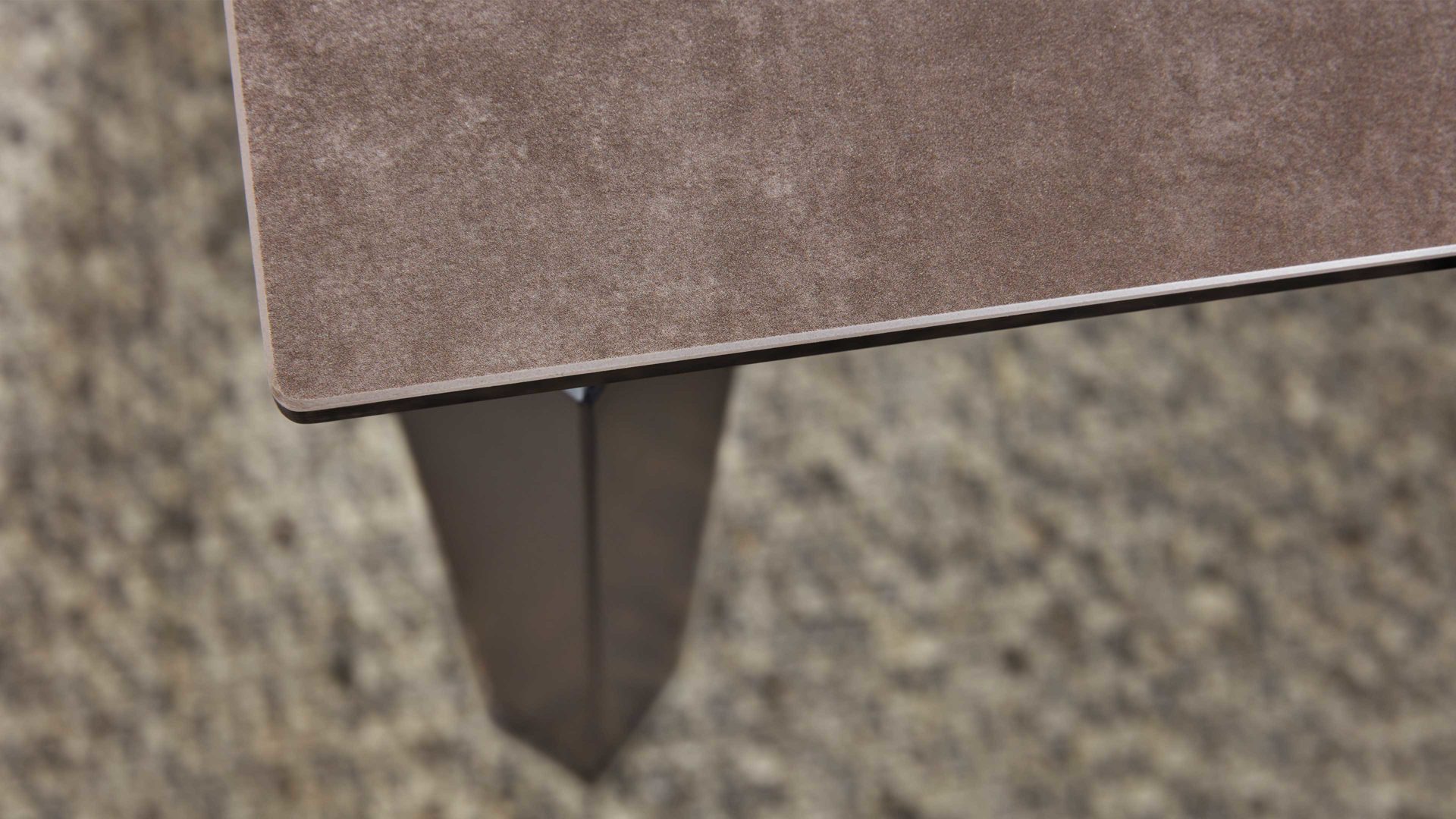 Auszugtisch Interliving aus Keramik in Grau Interliving Esszimmer Serie 5111 – Auszugtisch 6813-91 graue Glaskeramik & schwarzes Eisen – ca. 200-280 x 100 cm