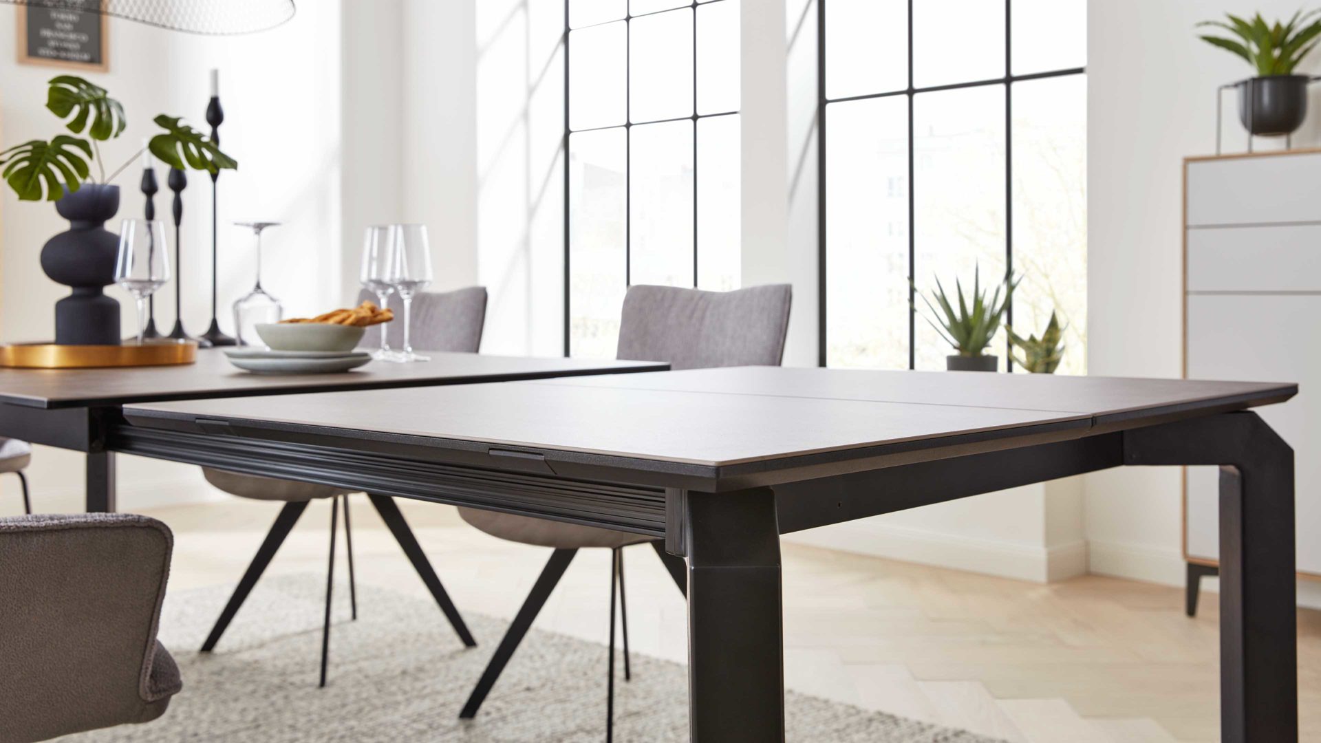 Auszugtisch Interliving aus Keramik in Grau Interliving Esszimmer Serie 5111 – Auszugtisch 6813-91 graue Glaskeramik & schwarzes Eisen – ca. 180-260 x 100 cm