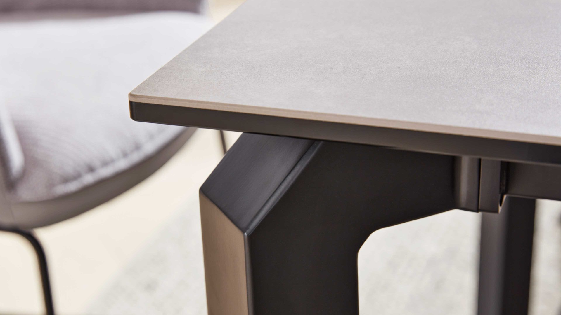 Auszugtisch Interliving aus Keramik in Grau Interliving Esszimmer Serie 5111 – Auszugtisch graue Glaskeramik & schwarzes Eisen – ca. 200-280 x 100 cm