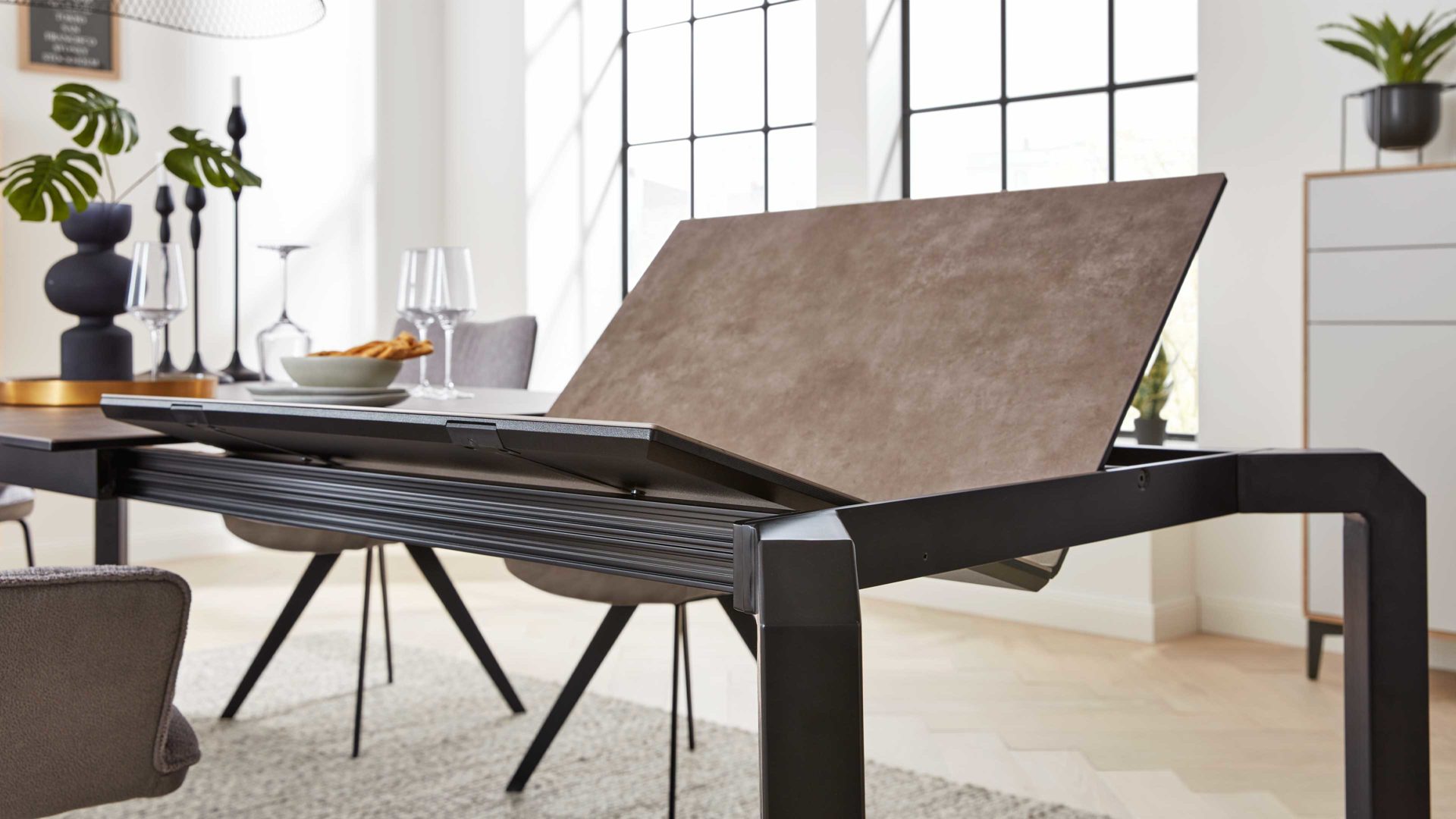 Auszugtisch Interliving aus Keramik in Grau Interliving Esszimmer Serie 5111 – Auszugtisch 6813-91 graue Glaskeramik & schwarzes Eisen – ca. 180-260 x 100 cm