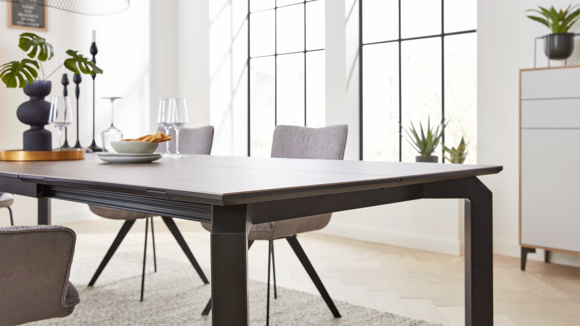 Auszugtisch Interliving aus Keramik in Grau Interliving Esszimmer Serie 5111 – Auszugtisch graue Glaskeramik & schwarzes Eisen – ca. 200-280 x 100 cm