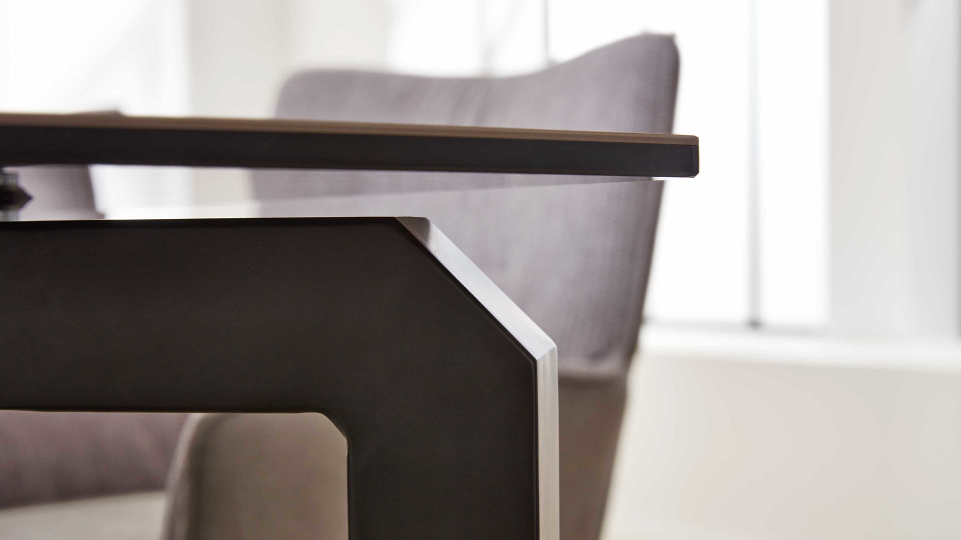 Auszugtisch Interliving aus Keramik in Grau Interliving Esszimmer Serie 5111 – Auszugtisch graue Glaskeramik & schwarzes Eisen – ca. 200-280 x 100 cm