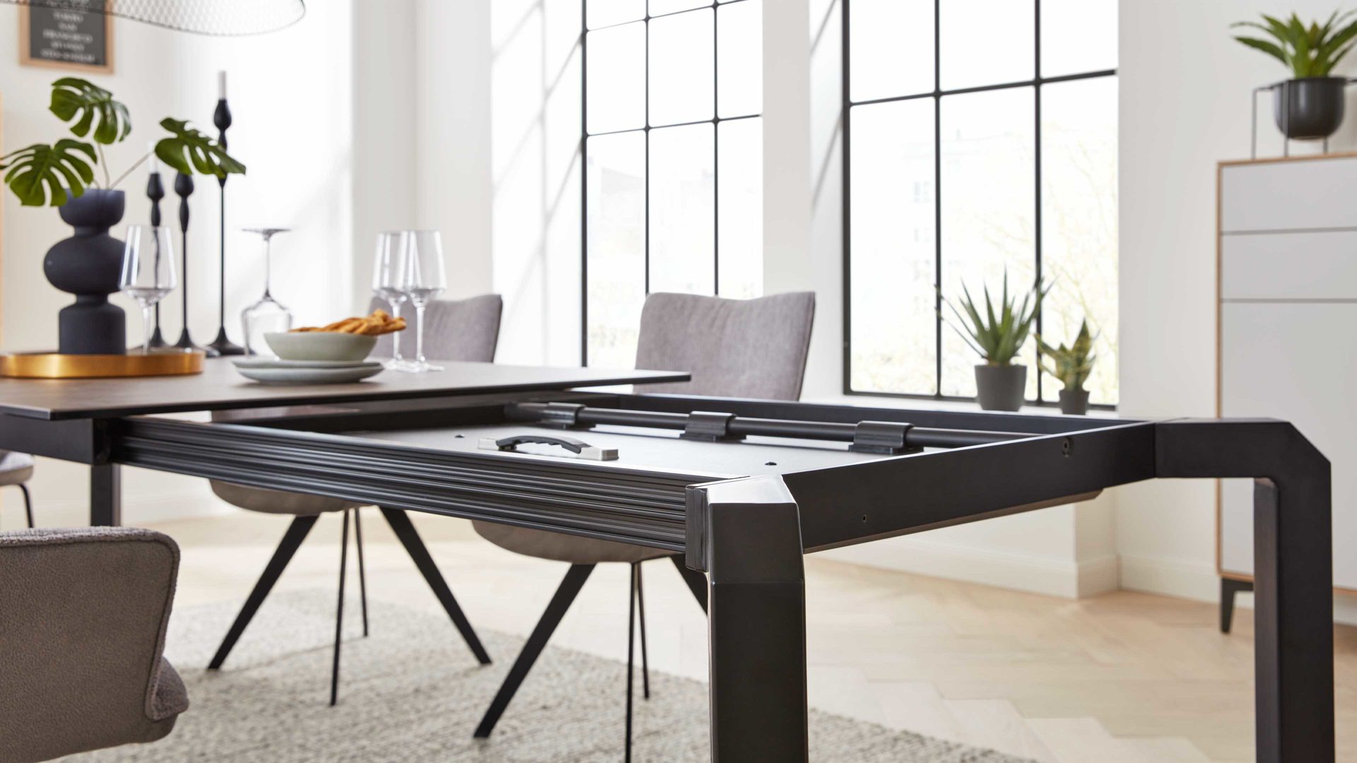 Auszugtisch Interliving aus Keramik in Grau Interliving Esszimmer Serie 5111 – Auszugtisch graue Glaskeramik & schwarzes Eisen – ca. 200-280 x 100 cm