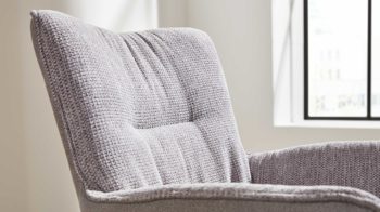 Polsterstuhl Interliving aus Stoff in Hellgrau Interliving Esszimmer Serie 5111 – Schalensessel 9222-04 Rückholfunktion - platinfarbene Bezugkombi 959 & schwarzes Eisen