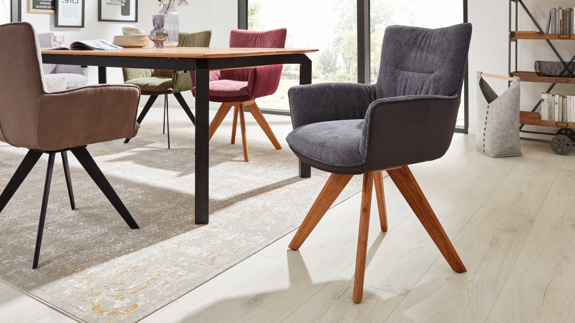 Polsterstuhl Interliving aus Stoff in Dunkelgrau Interliving Esszimmer Serie 5111 – Schalensessel 9202-04 Rückholfunktion - graphitfarbene Bezugkombi 950 & Eiche