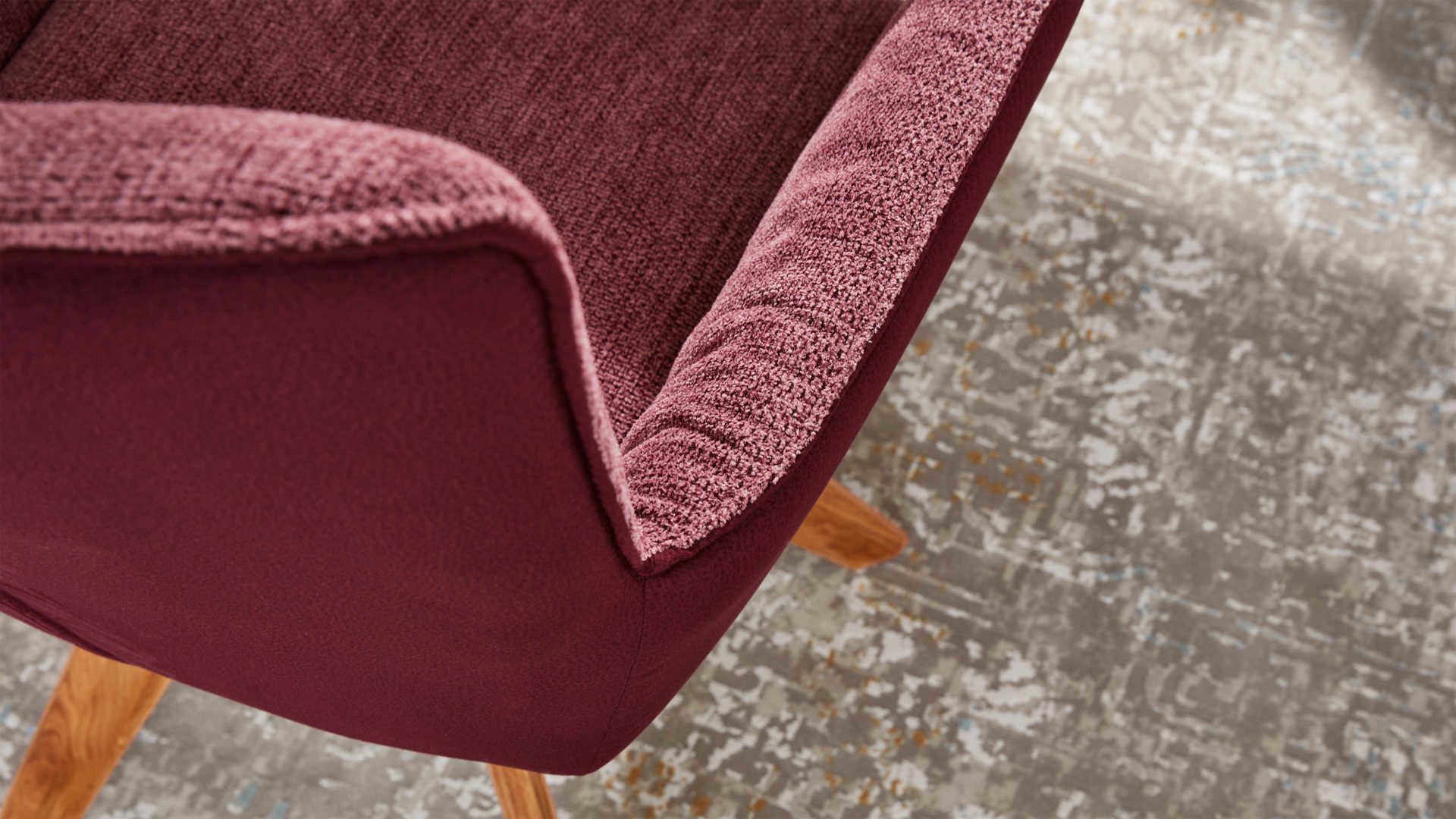 Polsterstuhl Interliving aus Stoff in Dunkelrot Interliving Esszimmer Serie 5111 – Schalensessel 9202-04 Rückholfunktion - weinrote Bezugkombi 954 & Eiche