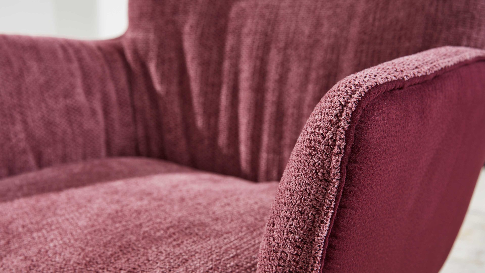 Polsterstuhl Interliving aus Stoff in Dunkelrot Interliving Esszimmer Serie 5111 – Schalensessel 9002-047 weinrote Bezugkombi 954 & Eiche