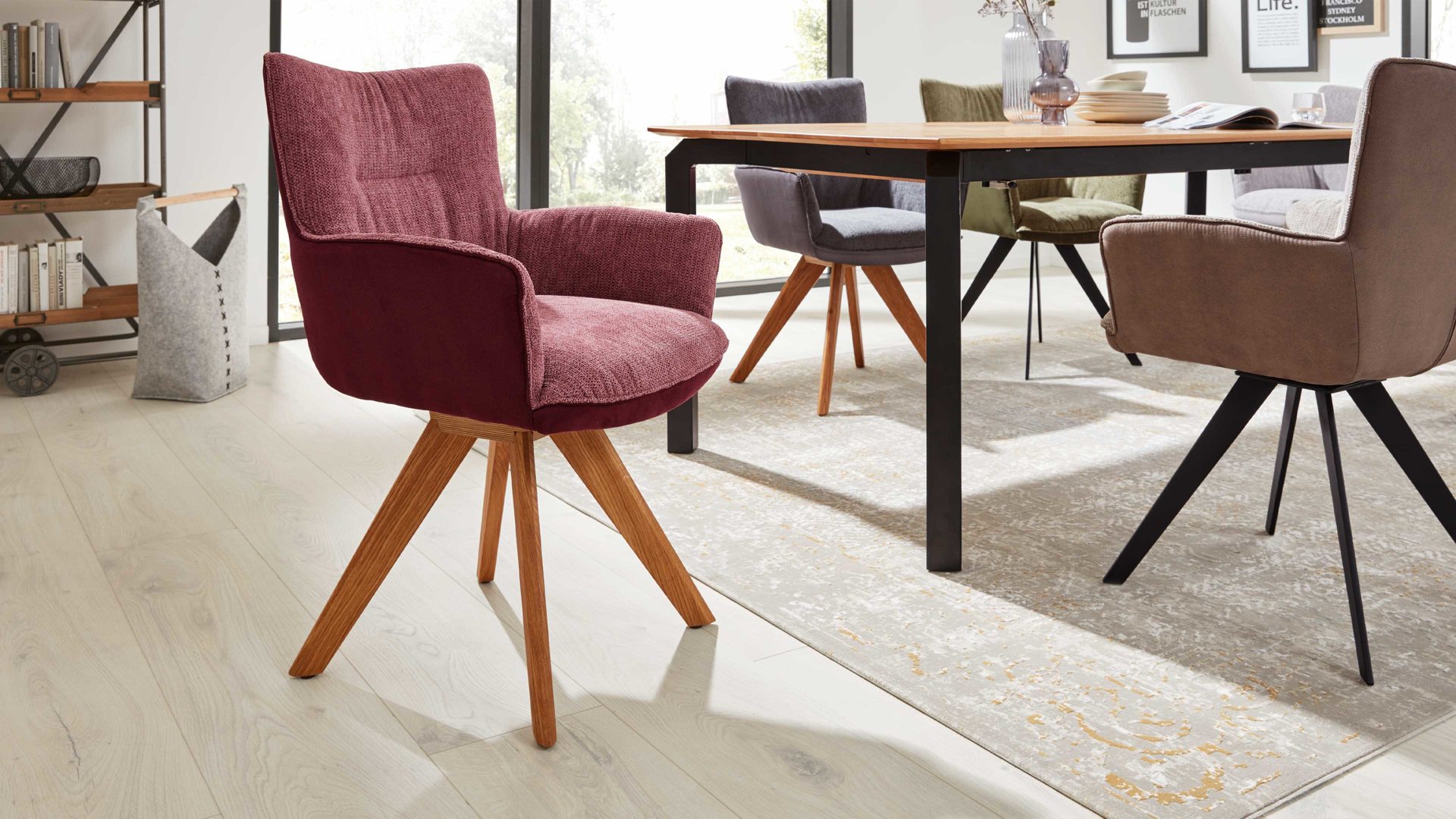 Polsterstuhl Interliving aus Stoff in Dunkelrot Interliving Esszimmer Serie 5111 – Schalensessel Rückholfunktion - weinrote Bezugkombi 954 & Eiche