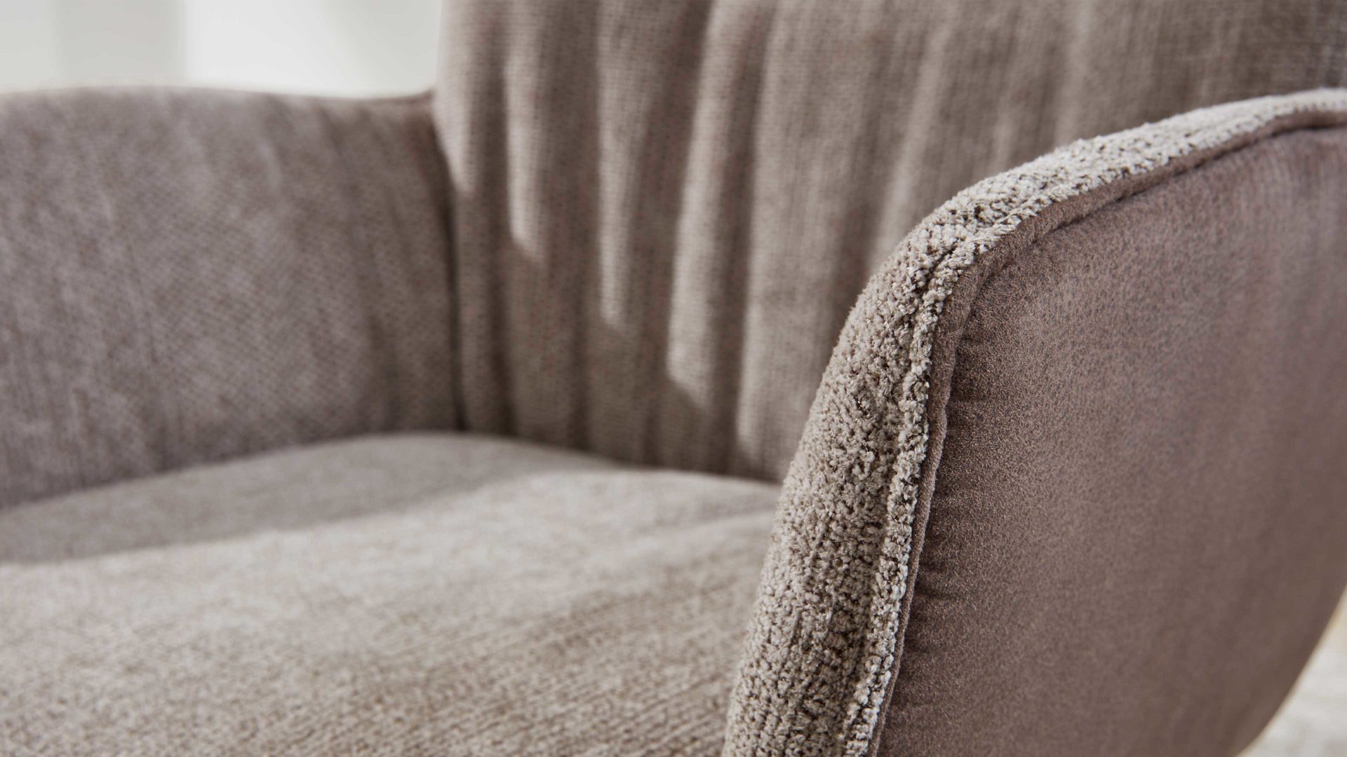 Polsterstuhl Interliving aus Stoff in Beige Interliving Esszimmer Serie 5111 – Schalensessel 9022-04 taupefarbene Bezugkombi 957 & schwarzes Eisen