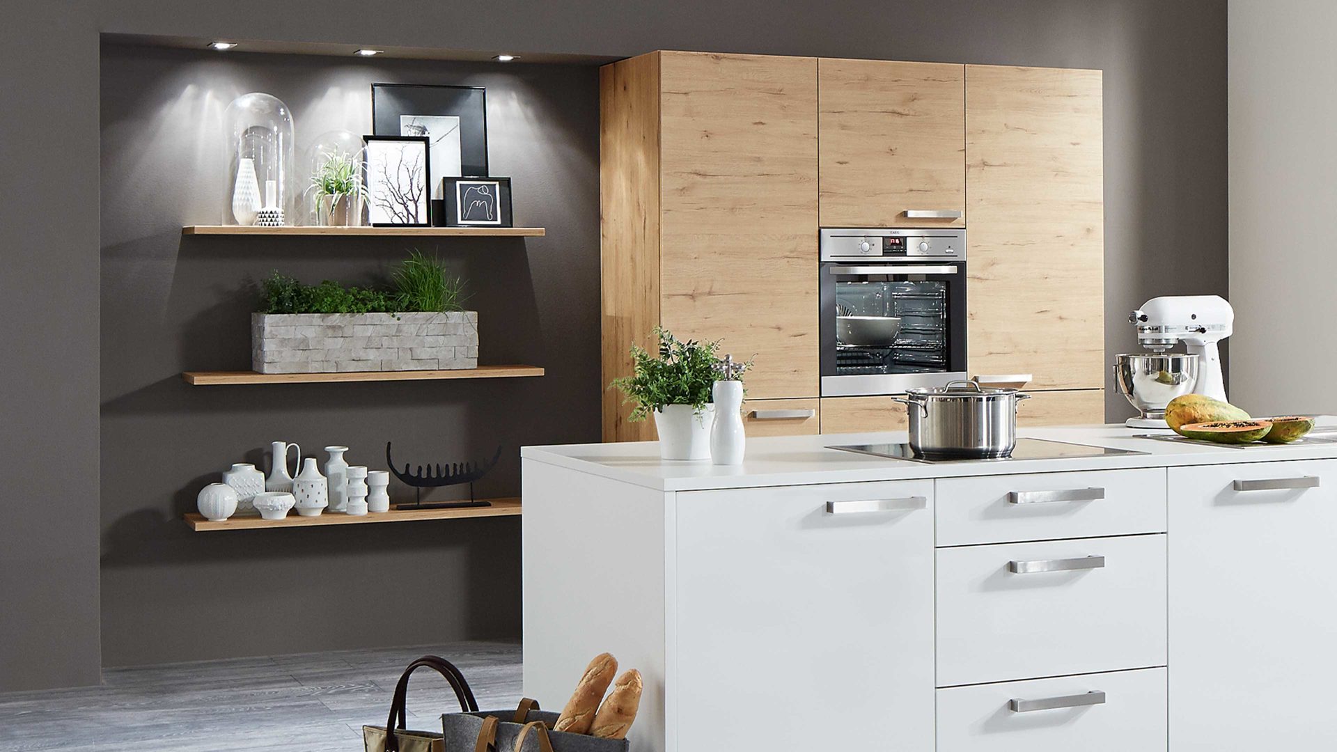 Einbauküche Nolte® küchen aus Holz in Weiß nolte® Einbauküche Soft Lack mit AEG-Einbaugeräten Arcticweiß & Wildeiche rustikal – zweizeilig