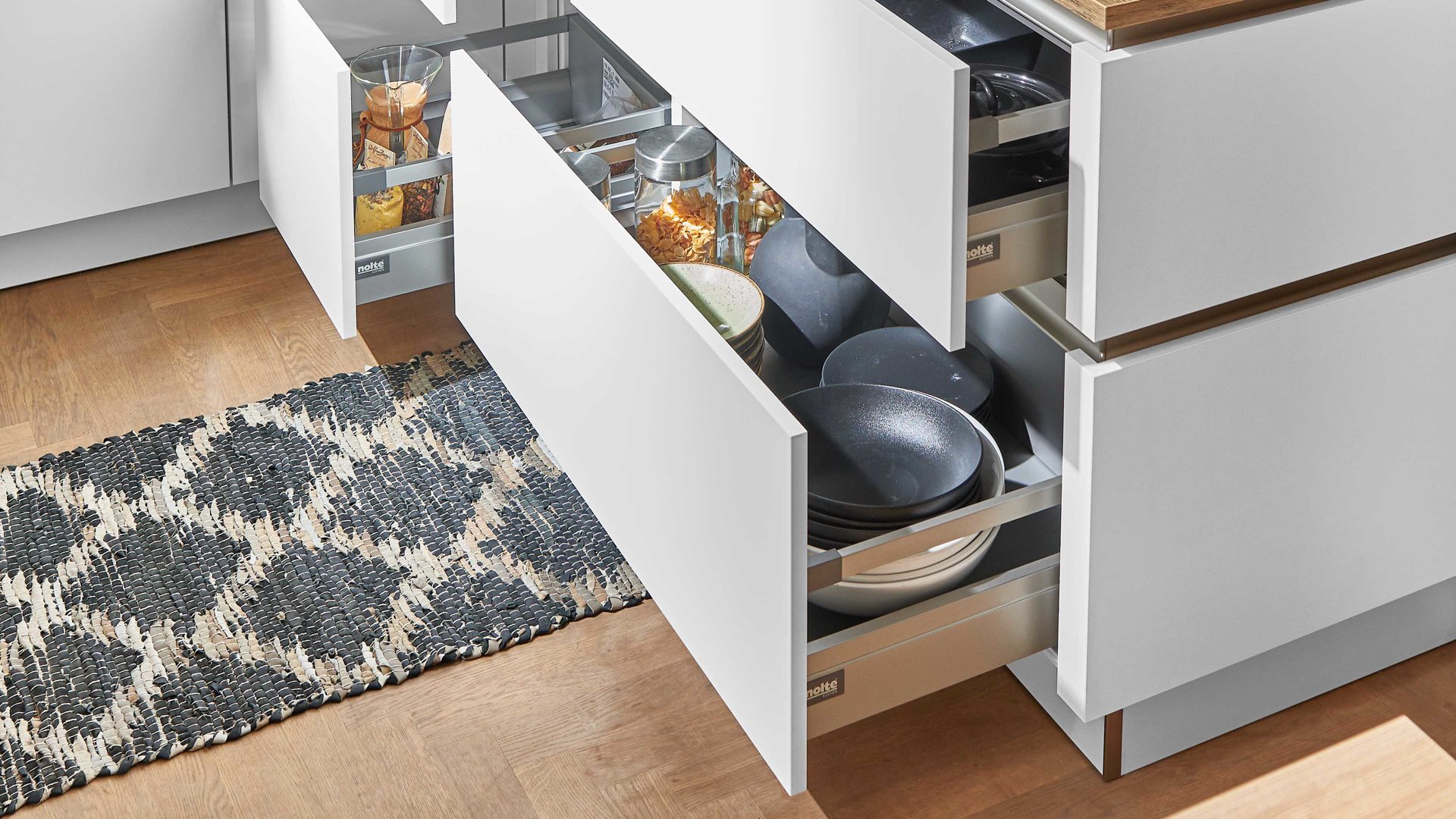 Einbauküche Nolte® küchen aus Holz in Weiß nolte® Einbauküche Manhattan Uni mit SIEMENS-Einbaugeräten Weiß & Vulkaneiche – zweizeilig