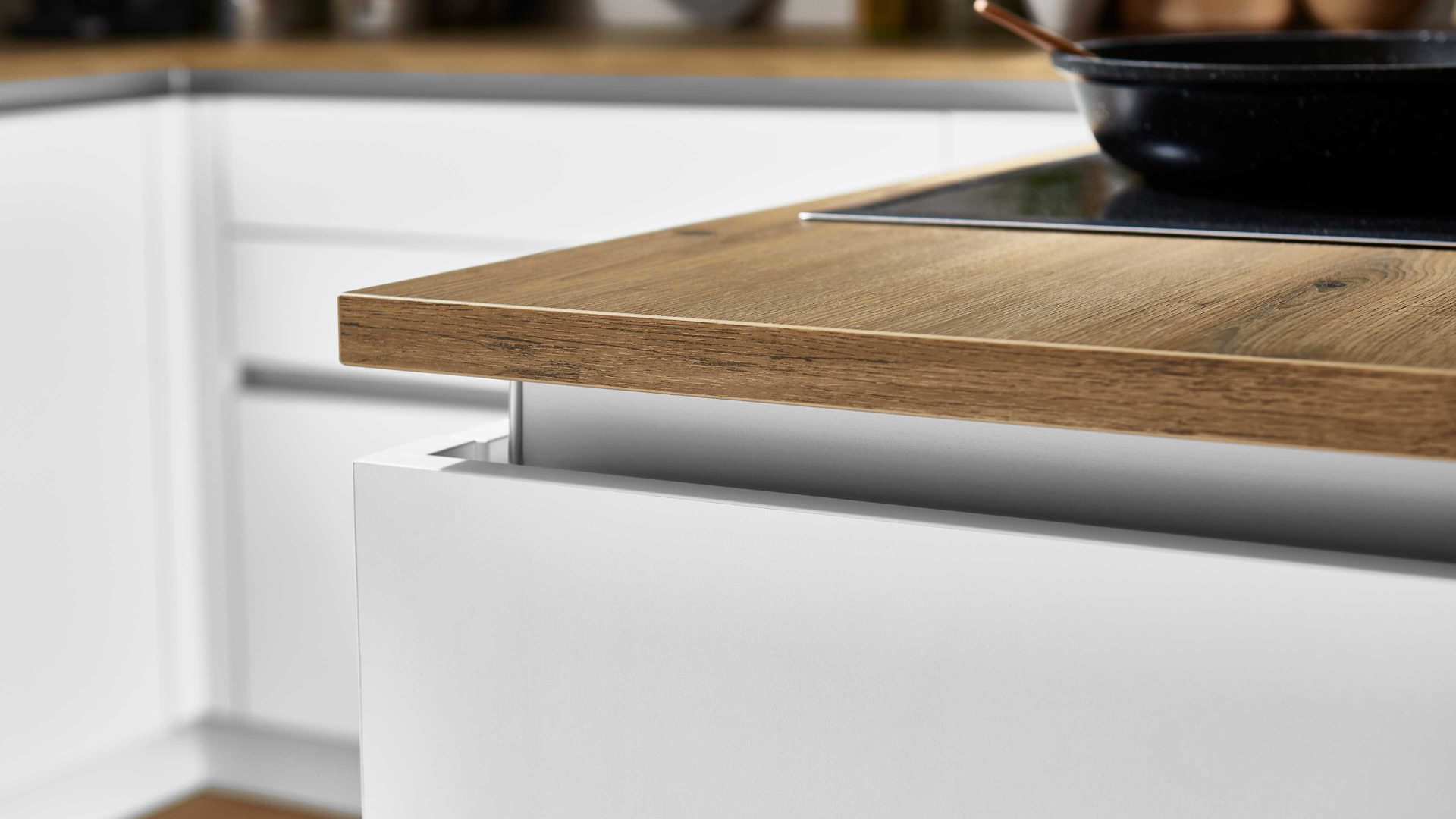 Einbauküche Nolte® küchen aus Holz in Weiß nolte® Einbauküche Manhattan Uni mit SIEMENS-Einbaugeräten Weiß & Vulkaneiche – zweizeilig