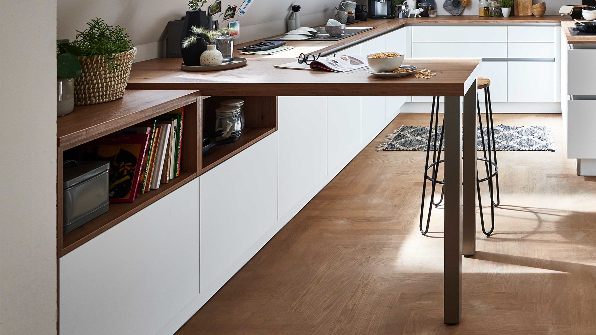 Einbauküche Nolte® küchen aus Holz in Weiß nolte® Einbauküche Manhattan Uni mit SIEMENS-Einbaugeräten Weiß & Vulkaneiche – zweizeilig