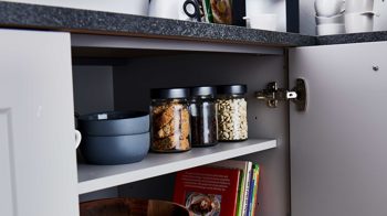 Einbauküche Nolte® küchen aus Holz in Grau nolte® Einbauküche Frame mit SIEMENS-Einbaugeräten Platingrau & Hennarot - zweizeilig