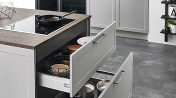 Einbauküche Nolte® küchen aus Holz in Hellgrau nolte® Einbauküche Focus mit Miele-Einbaugeräten Platingrau – dreizeilig