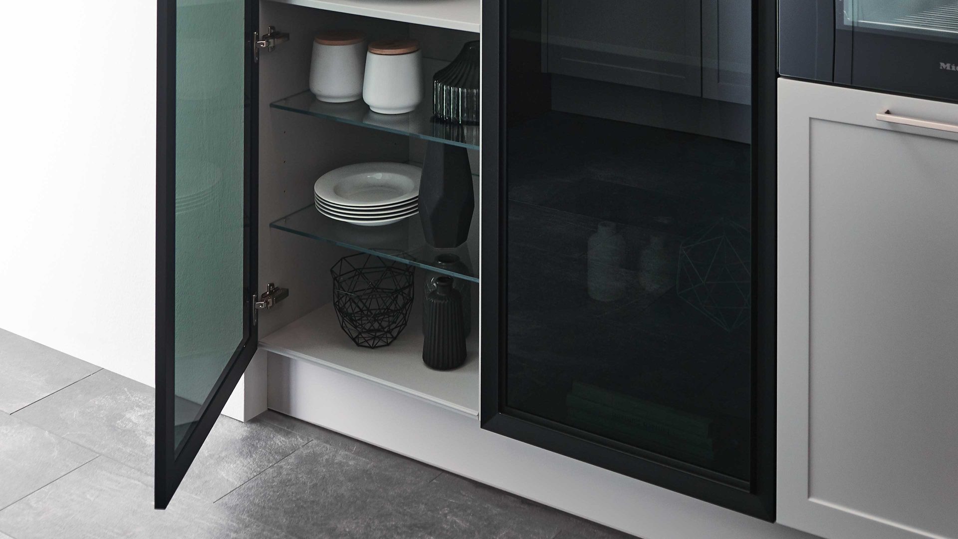 Einbauküche Nolte® küchen aus Holz in Hellgrau nolte® Einbauküche Focus mit Miele-Einbaugeräten Platingrau – dreizeilig