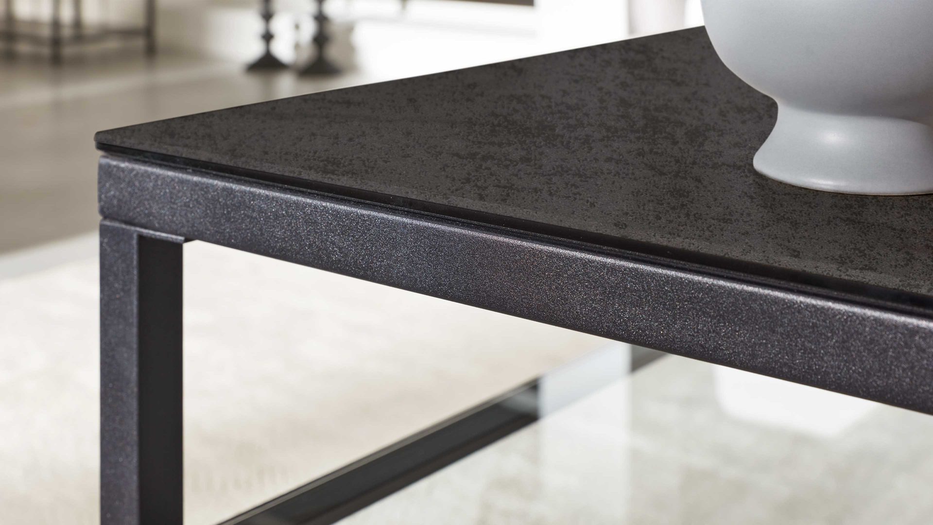 Couchtisch Interliving aus Keramik in Dunkelgrau Interliving Couchtisch Serie 6210 - Couchtisch CT194TI titanfarbene Keramik & schwarzer Stahl - ca. 120 x 70 cm