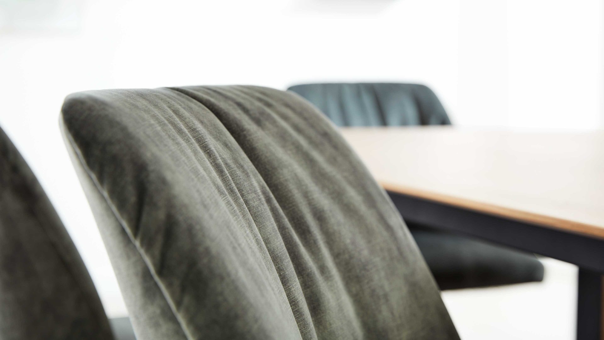 Polsterstuhl Interliving aus Stoff in Grün Interliving Esszimmer Serie 5110 - Armlehnstuhl grüner Bezug Genova & schwarzer Spinnenfuß