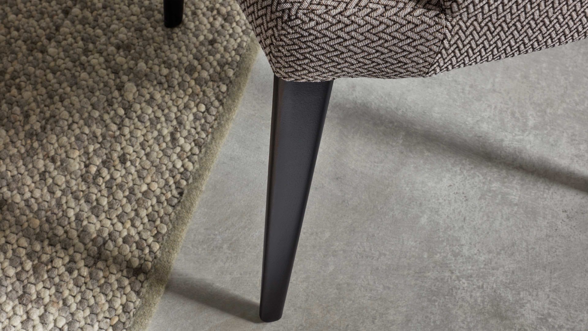 Tischgruppe Interliving aus Stoff in Silber Interliving Esszimmer Serie 5110 - Essgruppe mit Armlehnstühlen silberfarbener Bezug Calvin, ebenholzfarbene Holzfüße & mattschwarzes Eichefurnier