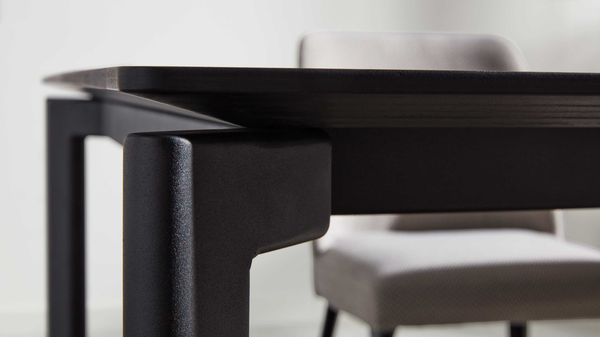 Esstisch Interliving aus Holz in Schwarz Interliving Esszimmer Serie 5110 - Esstisch T0200 mattschwarzes Eichefurnier - ca. 260 x 100 cm