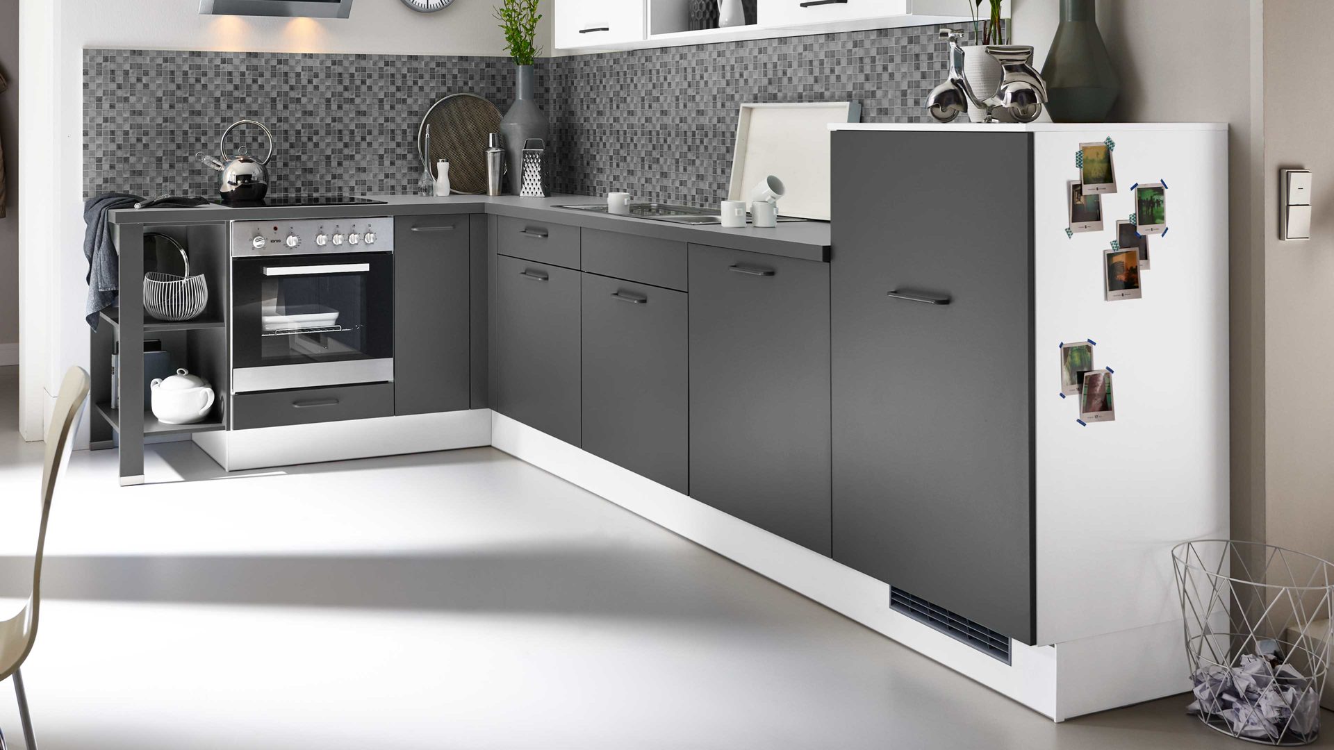 Einbauküche Pino aus Holz in Dunkelgrau pino Einbauküche inklusive Einbaugeräte Grafit & Weiß - Stellfläche ca. 193 x 305 cm