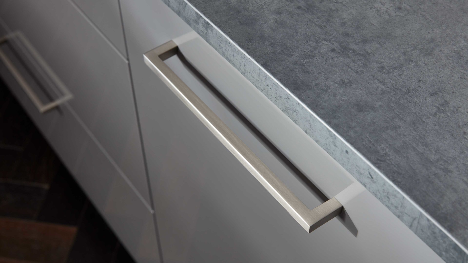 Einbauküche Interliving aus Holz in Grau Interliving Küche Serie 3007 mit AEG Einbaugeräten Quarzgrau & Steel – zweizeilig