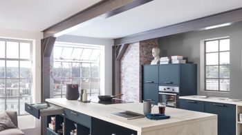 Einbauküche Nobilia® aus Holz in Blau nobilia® Einbauküche Easytouch mit beko Elektrogeräten Fjordblau & Weißbeton - zweizeilig