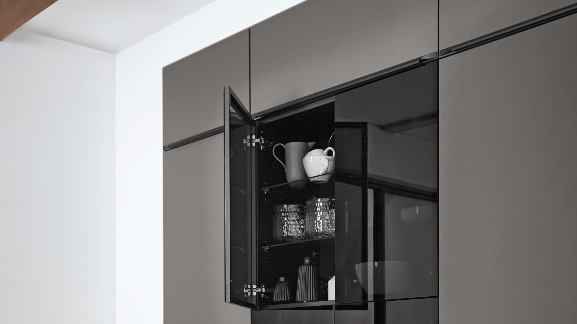 Einbauküche Nobilia® aus Holz in Dunkelgrau nobilia® Einbauküche Laser mit PROGRESS Elektrogeräten Vulkangrau & Schwarzglas - zweizeilig