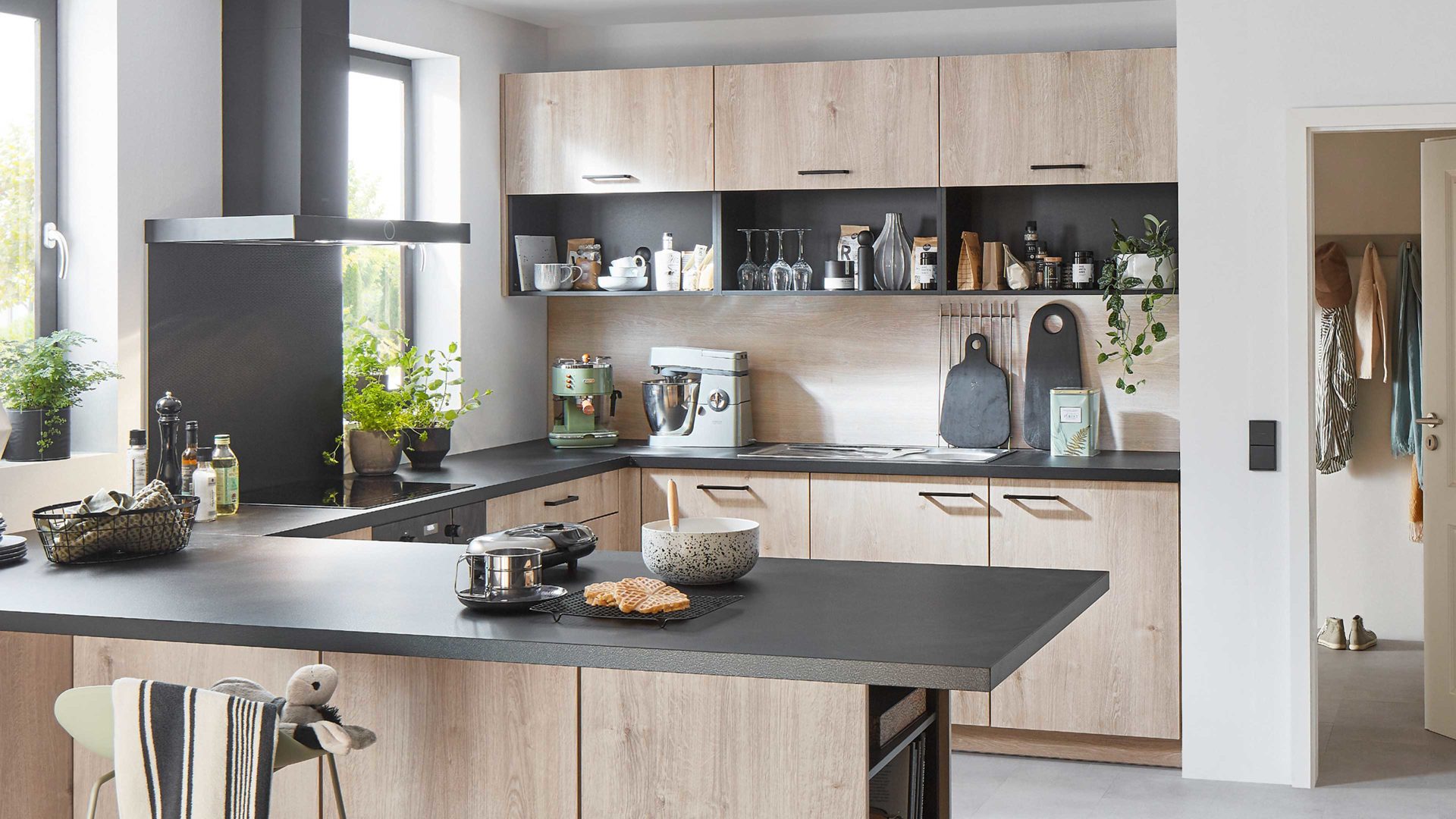 Einbauküche Nobilia® aus Holz in Holzfarben nobilia® Einbauküche Natura mit PROGRESS Elektrogeräten Eiche Montral & Schwarz - zweizeilig