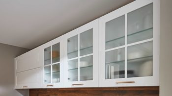 Einbauküche Nobilia® aus Holz in Weiß nobilia® Einbauküche Sylt mit AEG Elektrogeräten Alpinweiß & Balkeneiche - Stellfläche ca. 320 x 310 cm