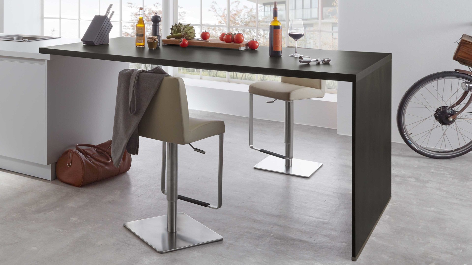 Einbauküche WERT KÜCHE® aus Holz in Dunkelgrau WERT KÜCHE® Nova mit SIEMENS Einbaugeräten Kristallweiß & Stahl dunkel – zweizeilig